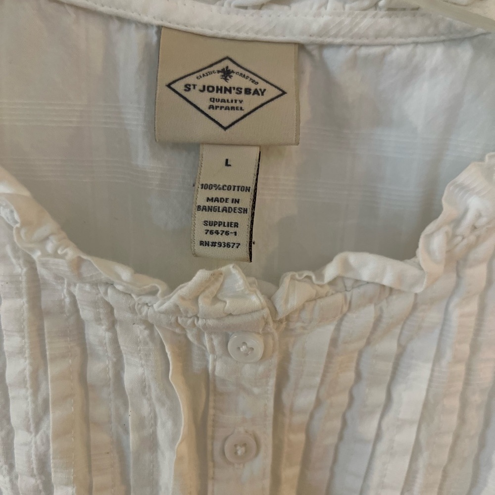 Ladies Size Large St. John's Bay White Sleeveless Blouse GUC ❤️ - Picture 2 of 5